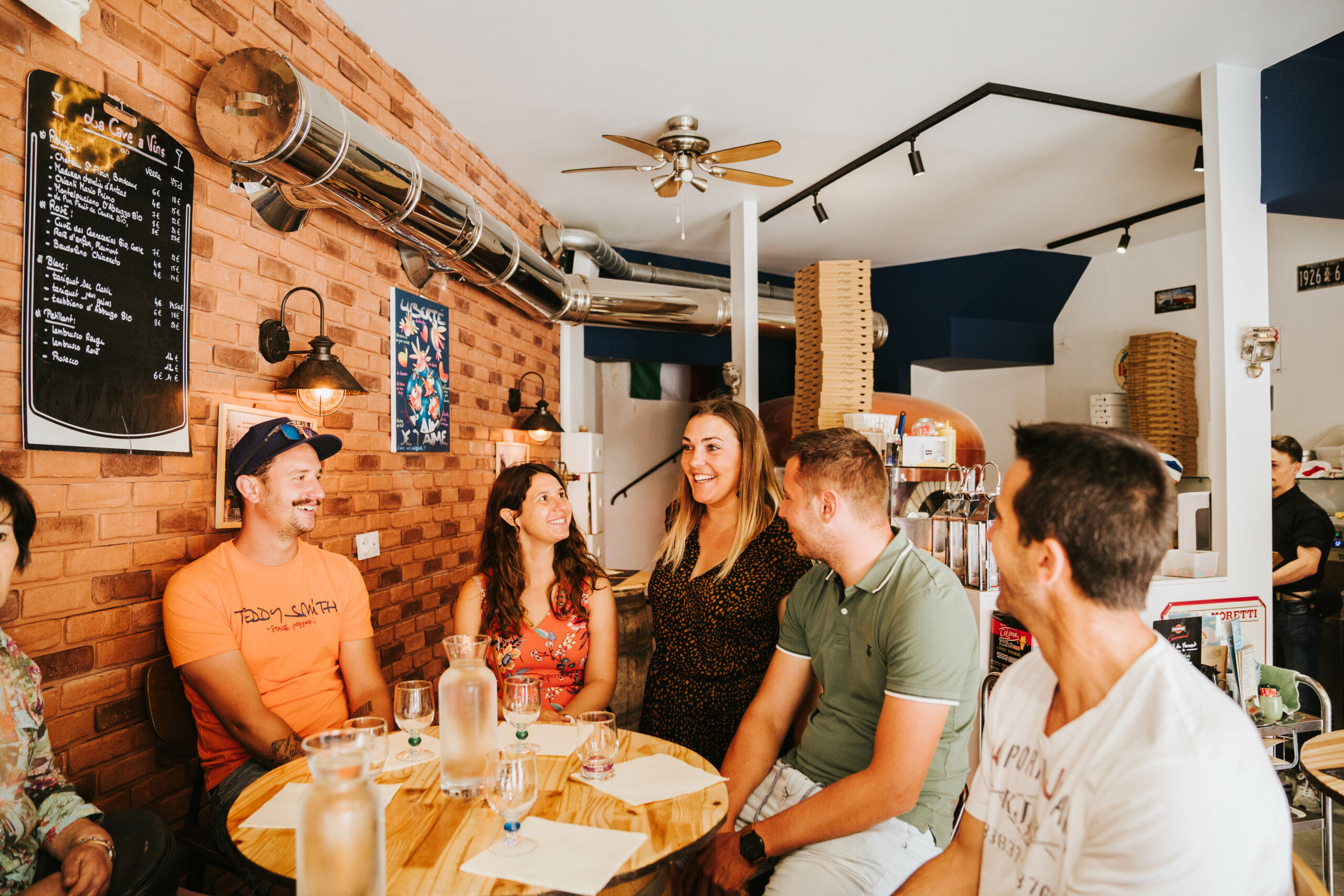 Groupe de personnes à table