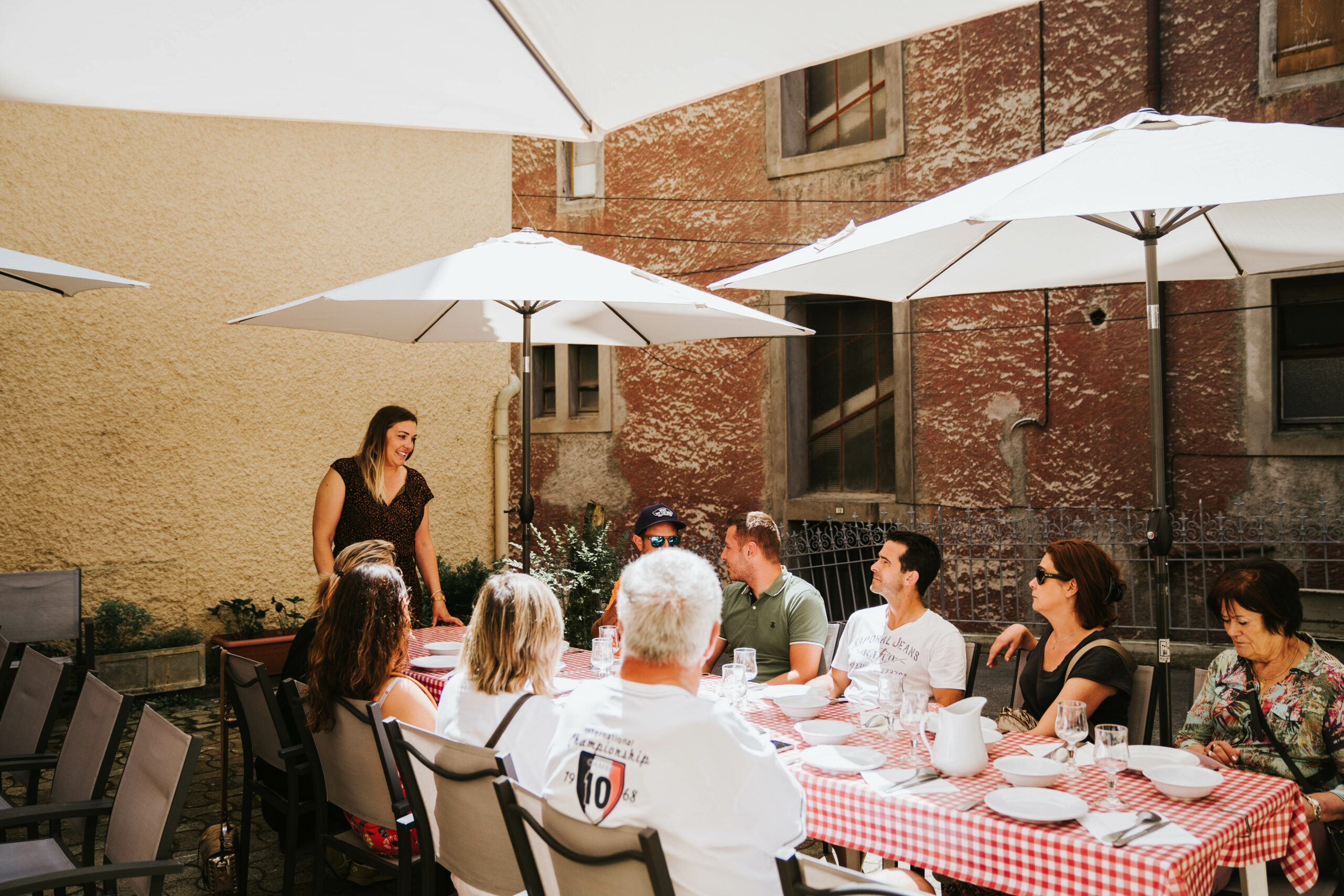 Groupe de personnes à table