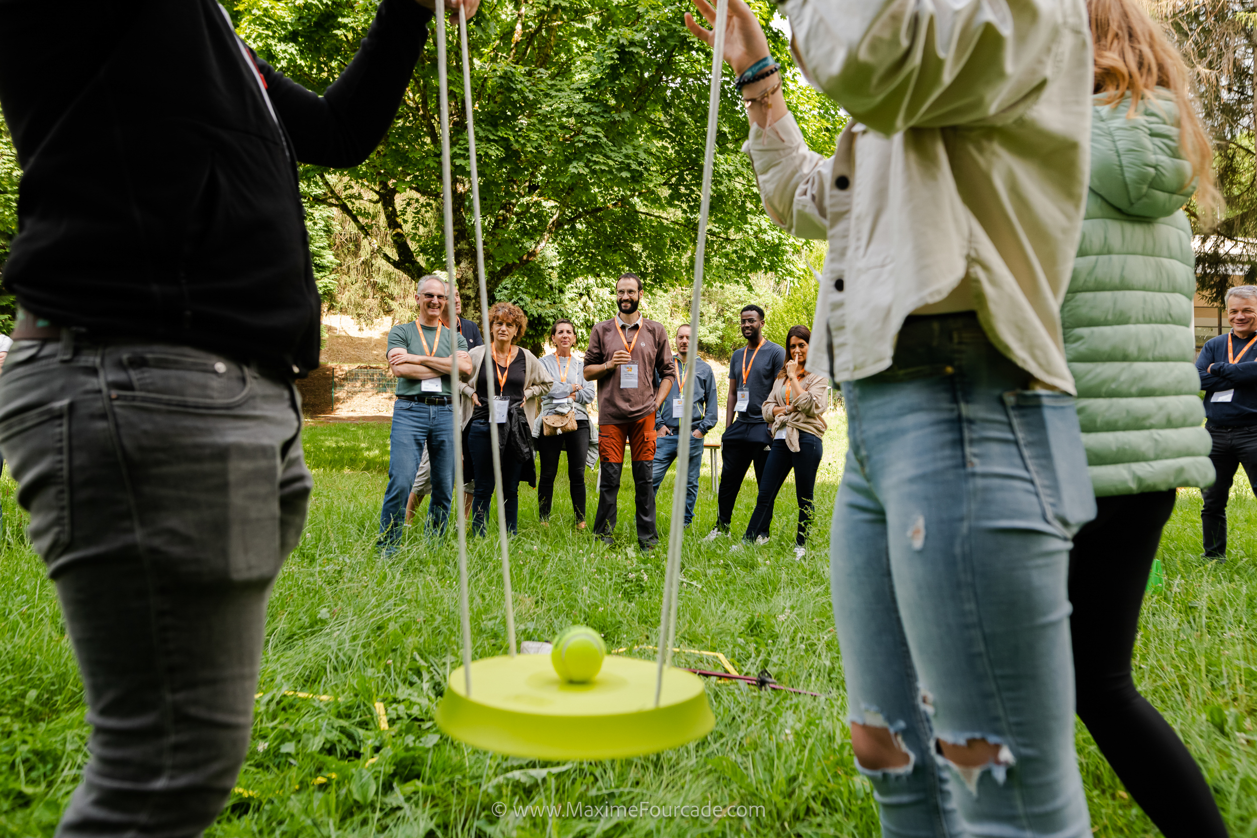 Challenge avec une balle de tennis en équilibre
