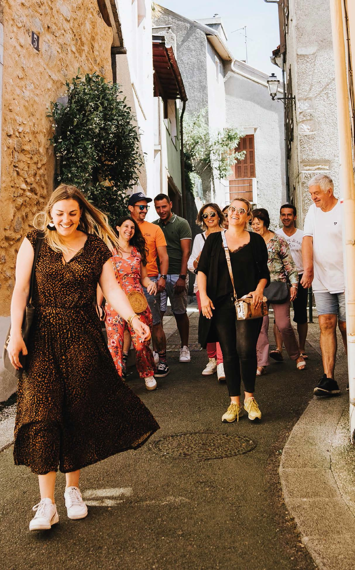Groupe de personnes souriantes en balade