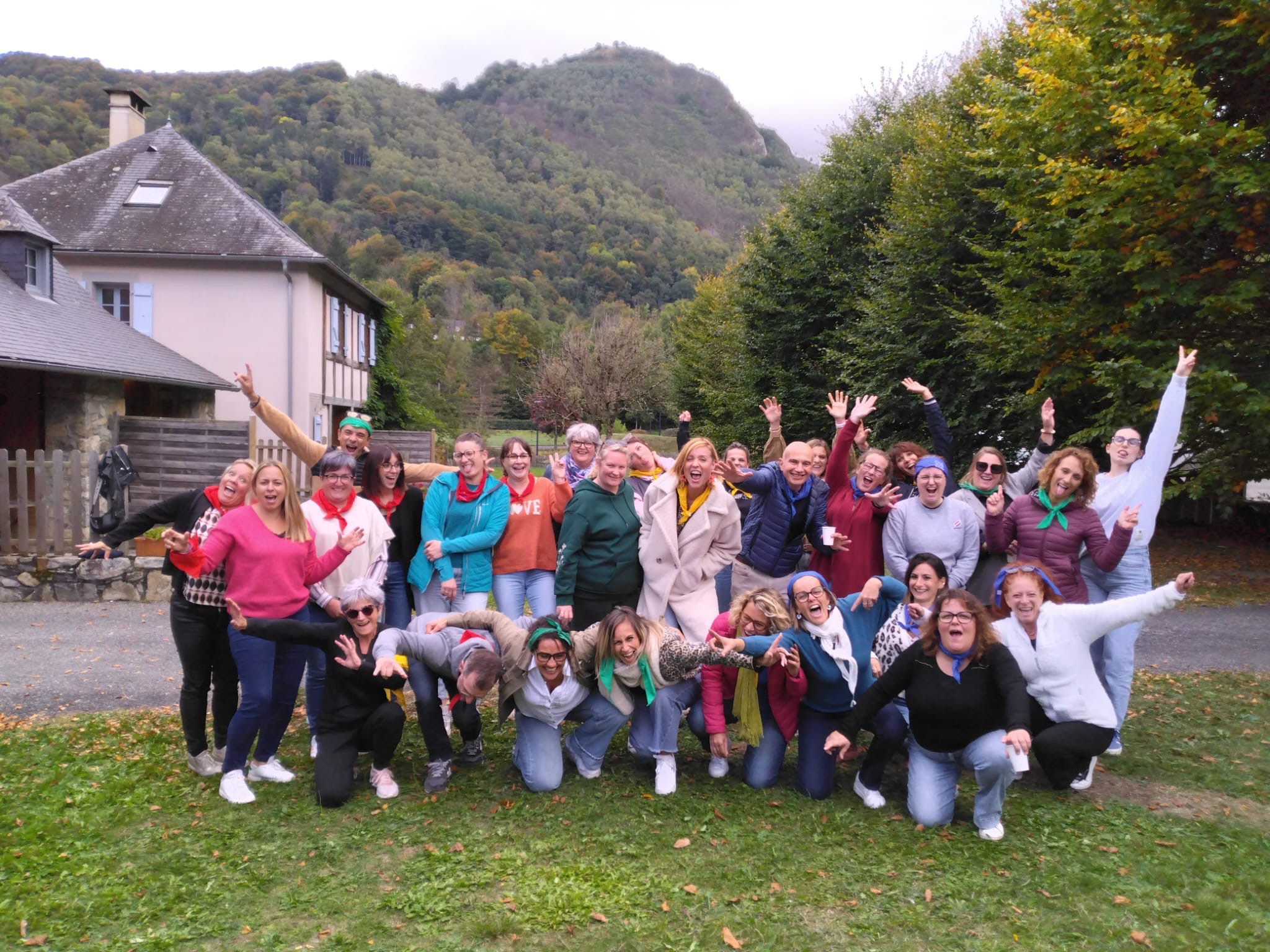 Groupe souriant qui fait une photo de groupe