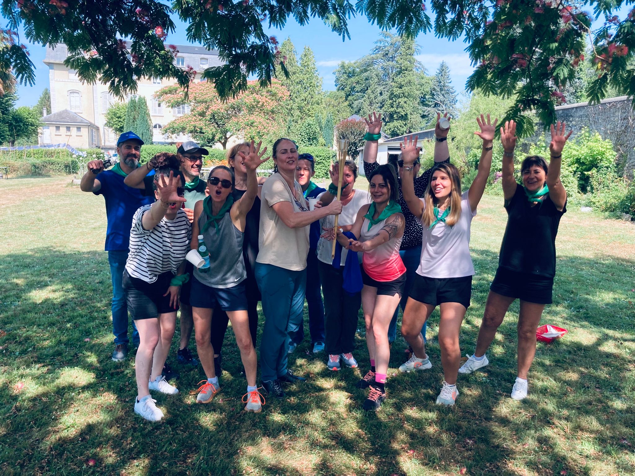 Groupe souriant pendant un Co Lanta