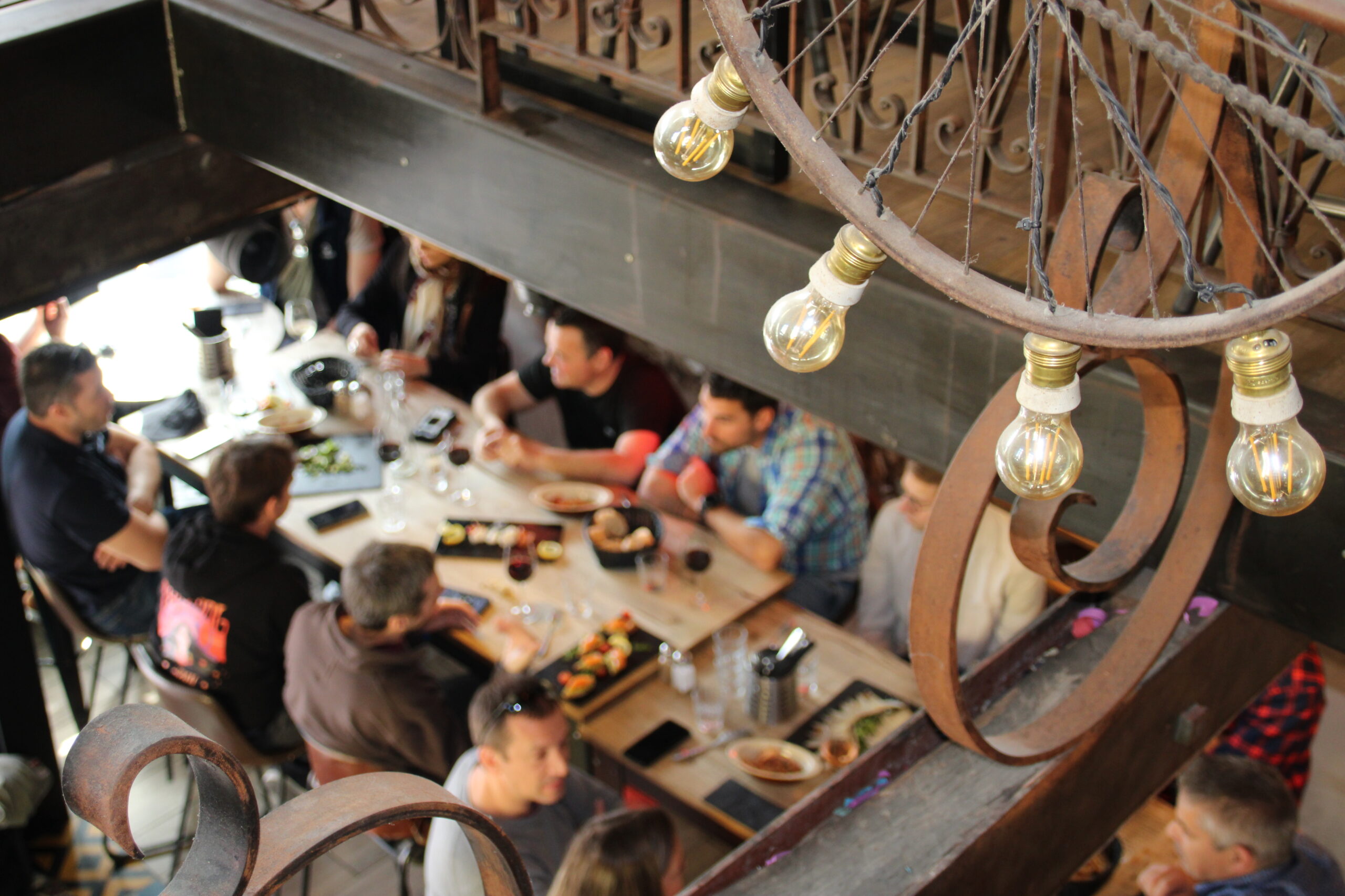personnes à table